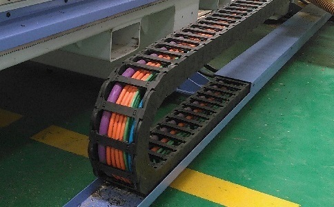 電纜、氣管、水管都可置于拖鏈中